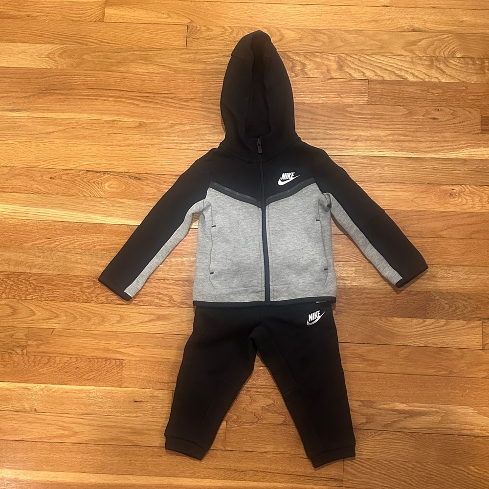 Nike Tech Fleece Hooded Full Zip Set ‘Dark Heather / Black’ Size: 2T
(Pre-Owned)